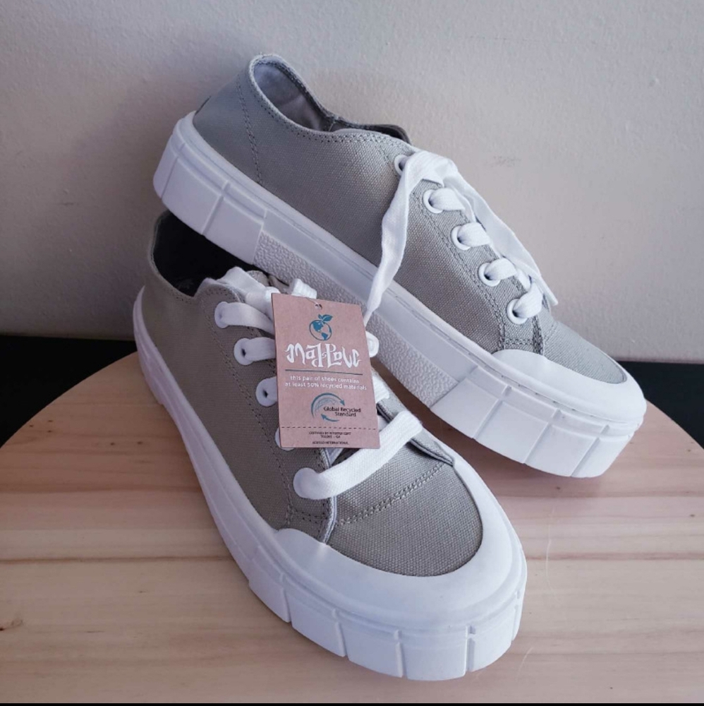 Mad Love NWT Platform Sneakers - Light Green - Women's 8